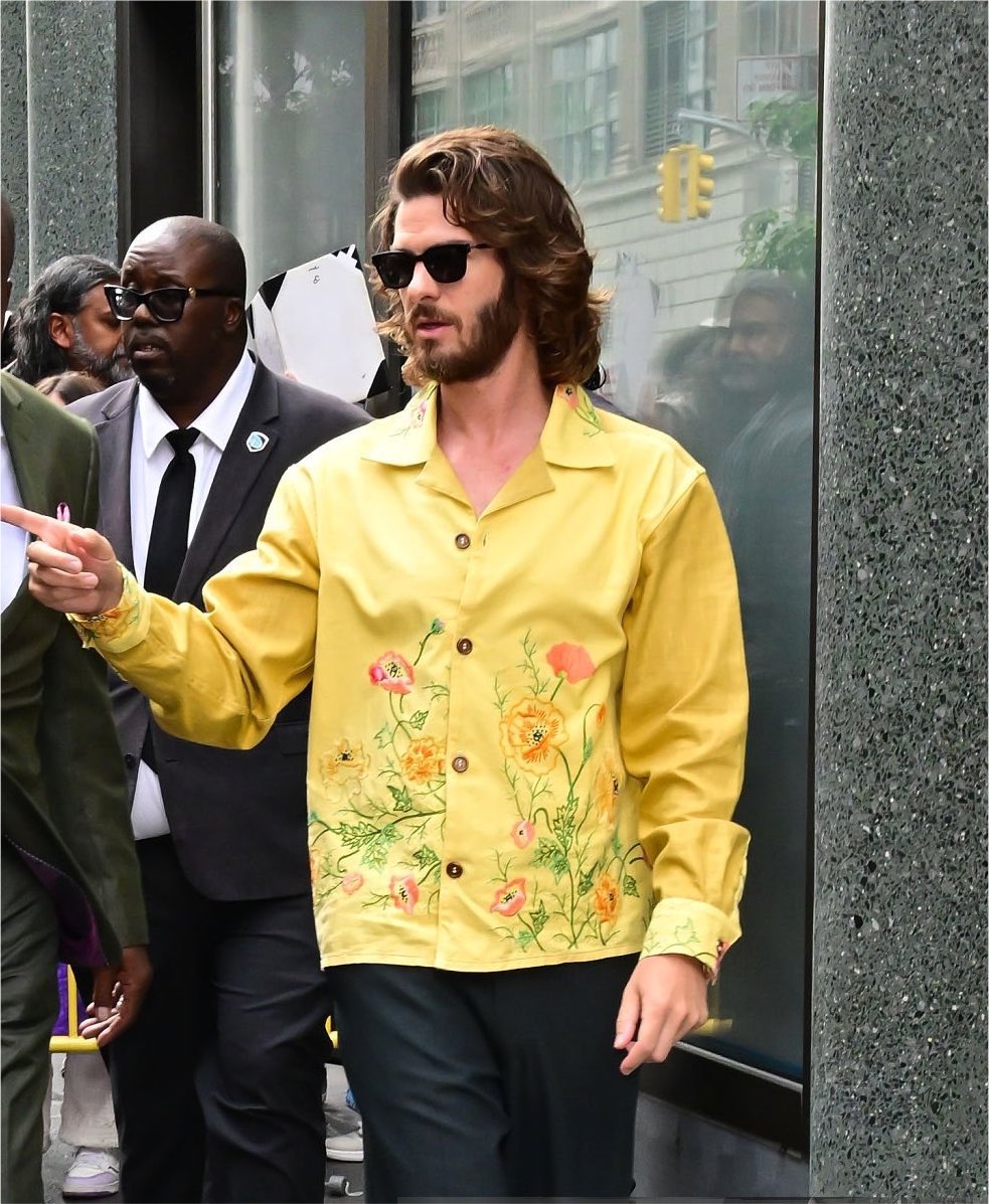 whygarfieldd's tweet photo. That shirt with his hair though… https://t.co/EjzpK1Fvb3