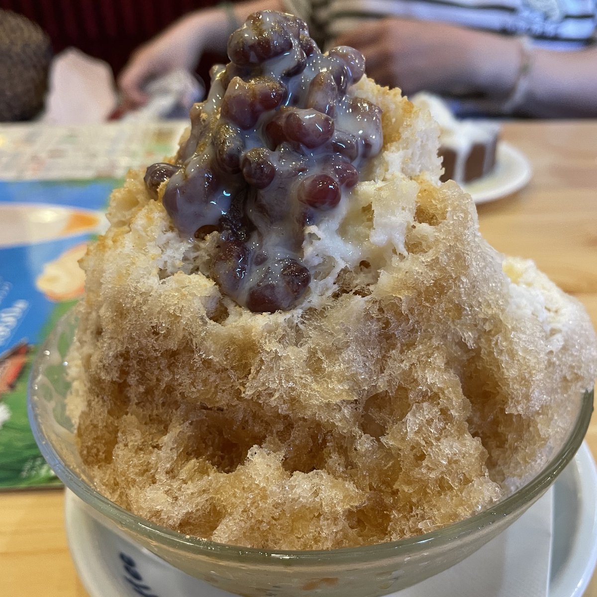 Kingponzu's tweet photo. 実は昨日友達とたこ焼き食べてその後コメダでかき氷食べたんですが、帰宅してシャワー浴びた直後に地震来たのでバスタオル一丁でとにかく早く！とモモさん捕まえたらちょっと震えてました😭 https://t.co/D8MpGGymQ7