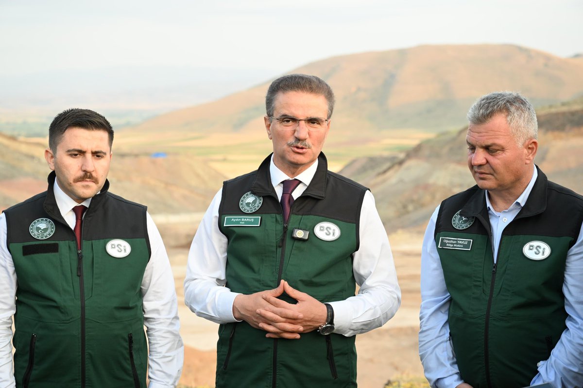 pasinlerkym's tweet photo. Valimiz Sn. Aydın BARUŞ, Kaymakamımız Sn. Rahmi BULUT, Pasinler Belediye Başkanı Sn. Ünsal SERTOĞLU ve AK Parti Pasinler İlçe Başkanı Sn. Gökhan KANAL, Pasinler ilçesinde yapımı devam eden Kavuşturan Göleti’nde yürütülen çalışmaları yerinde inceleyerek, DSİ Bölge Müdürü Oğuzhan YAVUZ’dan çalışmaların son durumu hakkında bilgi aldı.

İncelemelerin ardından açıklamalarda bulunan Valimiz Sn. Aydın BARUŞ, Gerek Barajı ve Pasinler Küçüktüy Barajı’nın ardından üçüncü duraklarının Kavuşturan Göleti olduğunu belirterek, göletin mevcut çalışmaların tamamlanmasıyla birlikte depolama kapasitesinin artacağını ve yaklaşık 2 bin dönümlük tarım arazisinin sulanmasına katkı sağlayacağını ifade etti.

Kavuşturan’ın çalışkan ve üretken bir köy olduğunu vurgulayan Valimiz Sn. Aydın BARUŞ, gölet sayesinde bugüne kadar sulanamayan alanların da suya kavuşacağını, bunun tarımsal verimliliği artırarak üreticilerin gelirine önemli katkı sağlayacağını belirterek, çiftçilere bereketli ve verimli bir üretim sezonu temennisinde bulundu.

Valimiz Sn. Aydın BARUŞ ve Kaymakamımız Sn. Rahmi BULUT, yıl sonuna kadar gölette dolgu çalışmalarının tamamlanmasının ve gövde yapısında önemli bir aşamaya ulaşılmasının hedeflendiğini, önümüzdeki yıl ise göletin su tutmaya başlayacağını belirtti. Eş zamanlı olarak yaklaşık 2 bin dönümü kapsayan sulama şebekesi projesinin de hazırlanacağını ifade eden Valimiz Sn. Aydın BARUŞ ve Kaymakamımız Sn. Rahmi BULUT, projenin tamamlanmasıyla birlikte köy arazilerinin büyük bölümünün modern sulama imkânına kavuşacağını, bunun da tarımsal üretime ve bölge ekonomisine önemli katkılar sağlayacağını kaydetti.