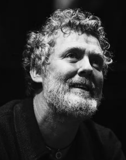 nesimachado's tweet photo. Muitas homenagens ao cantor e compositor irlandês Glen Hansard, que morreu hoje, aos 56 anos, num acidente de moto em Dublin. Artista muito talentoso, era também um ativista dedicado à causa dos sem-teto. Gente boa que vai fazer falta. 💔 https://t.co/Vk2LdxRI8f