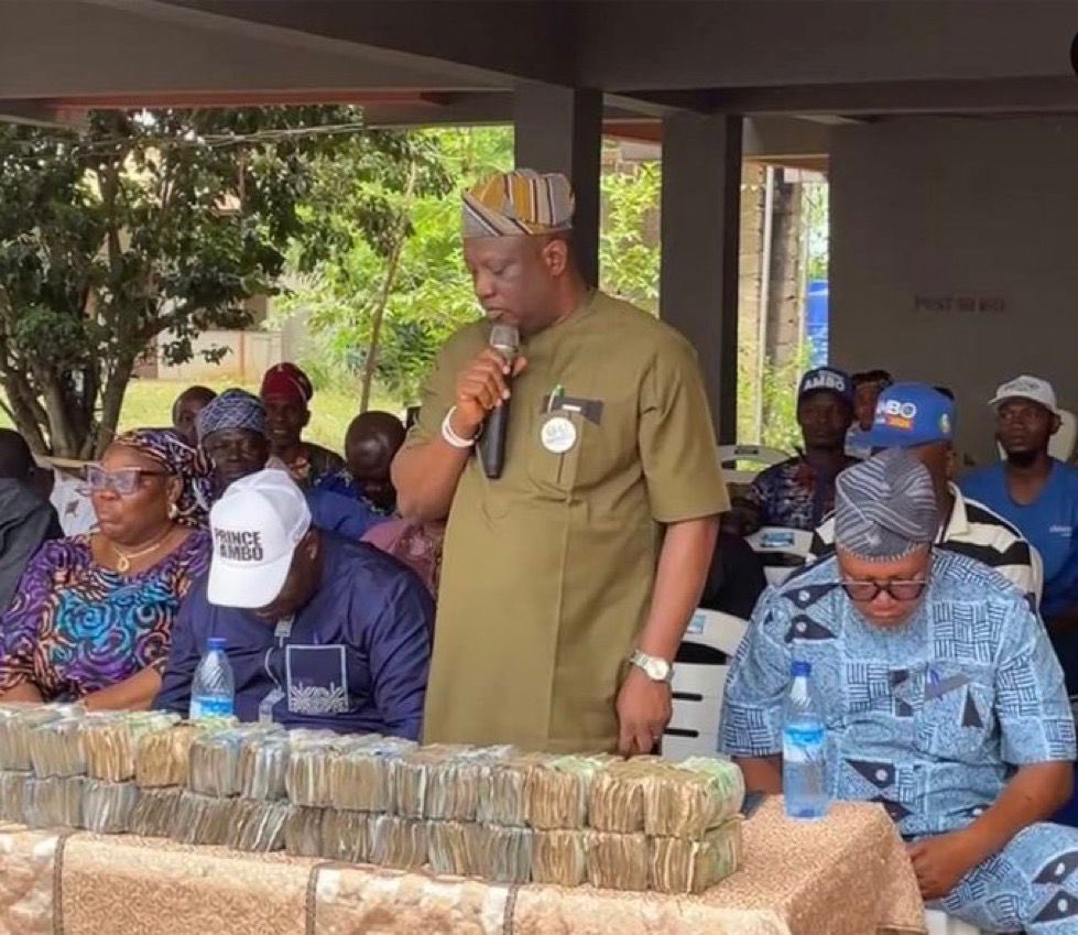 O_basslet's tweet photo. If finding 4M in the home of SSG is a crime, then what is this called? 

APC Yes/No Chairmen with millions of cash 👇👇👇 https://t.co/kTdC3mFd1J