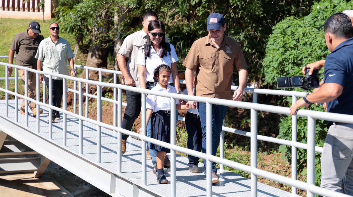 conadespanama's tweet photo. Entregamos el puente peatonal entre Las Playitas y Quebrada El Cántaro, en Chepo de Las Minas, Herrera. Una obra que brinda seguridad y conectividad a las familias de esta comunidad.

#CONADESPanamá #Herrera https://t.co/tTyED6MSZk