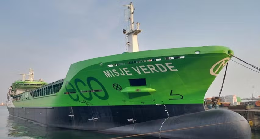 auonsson's tweet photo. A freighter has seemingly run over a small boat with a family of four in Swedens west coast archipelago.

Dusk, rain and bad visibility. The Russian-crewed, Norwegian-owned suspect ship has been detained.

Mother and a minor kid is missing while the father + minor is in hospital. https://t.co/fP6YRaUjQF