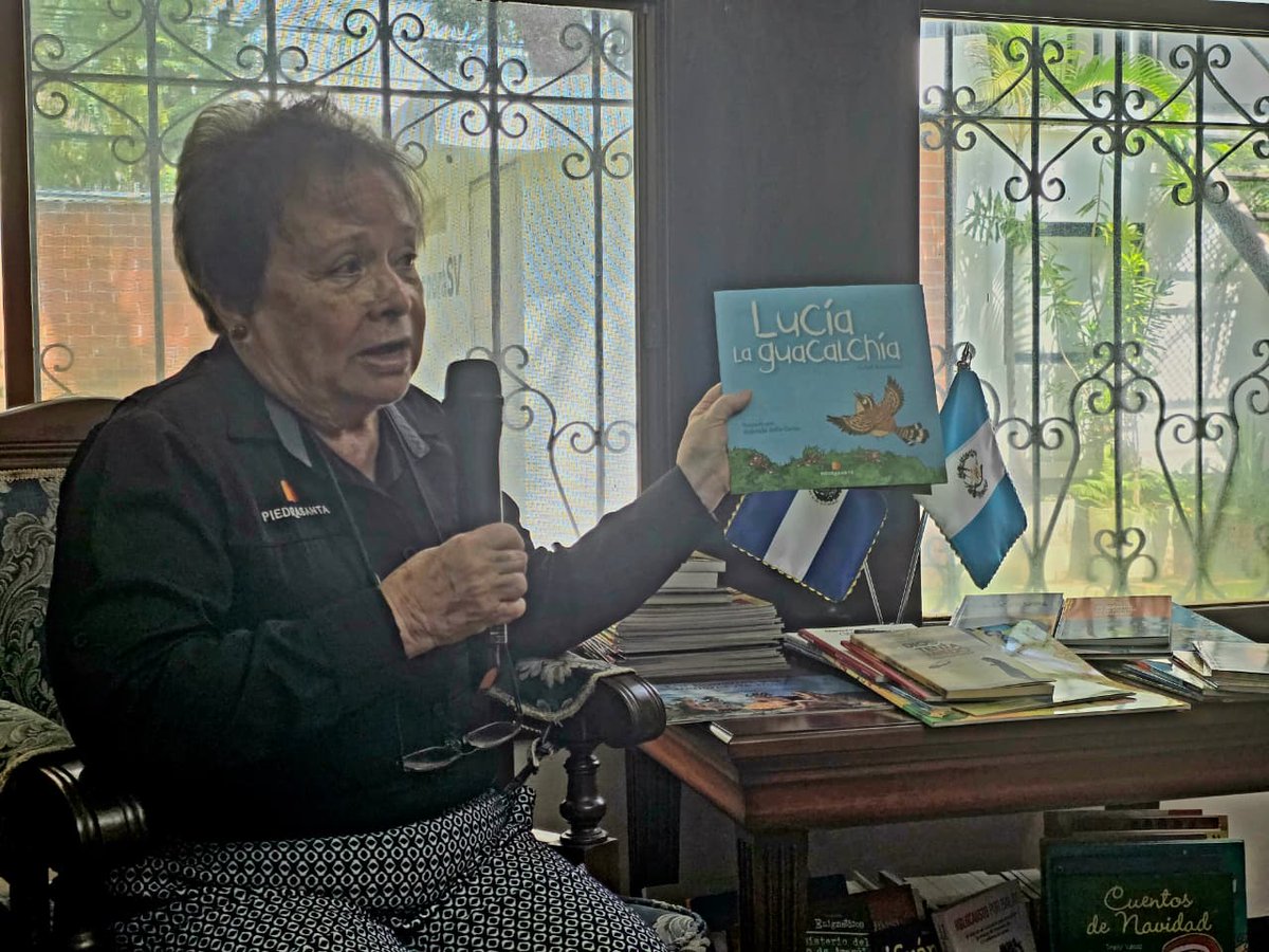 EmbHugoRod's tweet photo. 📚 Recibimos con entusiasmo a Doña Irene Piedrasanta y al equipo de @EditorialPiedrasanta, quienes se suman al proyecto "Rincón Literario Cuscatleco" con un valioso donativo de obras que van desde la primera infancia hasta la edad adulta. 🇸🇻🇬🇹 #RincónLiterarioCuscatleco https://t.co/78pSt4MFnr