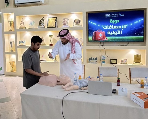 moe_hud's tweet photo. ضمن البرامج الصيفية في #تعليم_الحدود_الشمالية؛  نفذت الإدارة العامة برنامج تدريبي على الإسعافات الأولية تهدف إلى رفع مستوى الوعي المجتمعي للتعامل مع الأزمات. https://t.co/zu9wyk787R