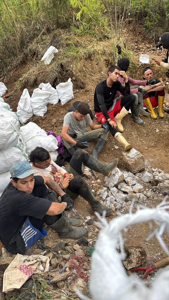 APTNorteEcuador's tweet photo. @PoliciaEcuador @ARCOM_Ecu @EcuadorMAE @DEFENSORIAEC ℹ️ Durante la intervención fueron encontrados más de 300 sacos, los cuales permanecen bajo custodia de la @PoliciaEcuador mientras se realizan las diligencias e investigaciones correspondientes.
⚠️Ver más en:
https://t.co/YW6gs4jjcU
#GualeaResiste
#PactoDMQ
📸 https://t.co/Xu0BLEAxo0