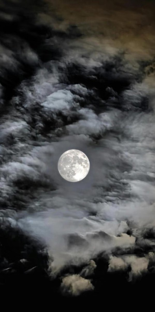 Meloriaw's tweet photo. I also wanted to share the moon I saw tonight.  It looked different from usual—it started out golden, and later became an incredibly bright full moon. My friend even said the moon in the 3 photo looks just like a little wolf. AWOOO🐺💚💚
#ValkolsComing 
#Valko
#BringBackValko https://t.co/KNvp2TtzrN