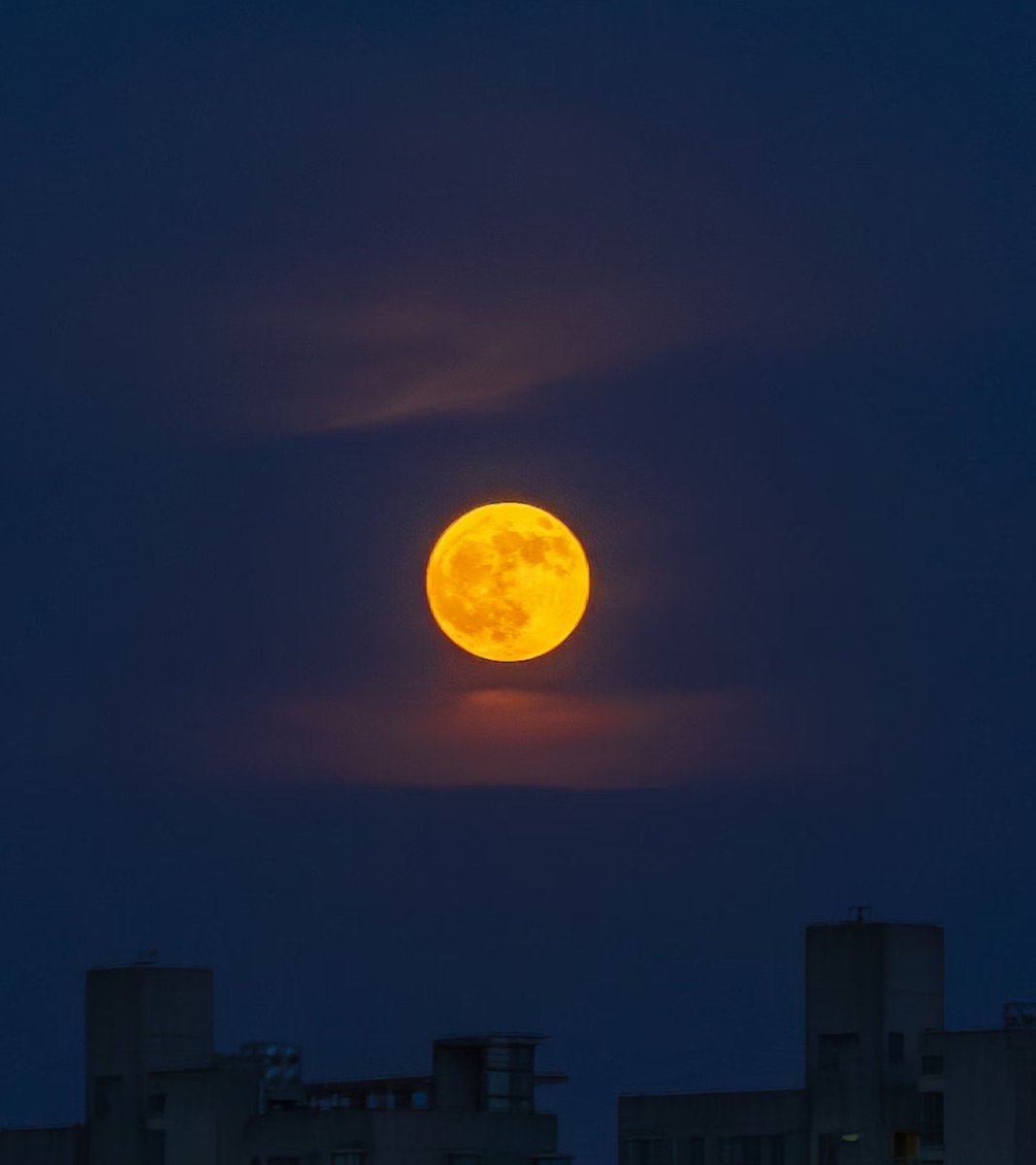 Meloriaw's tweet photo. I also wanted to share the moon I saw tonight.  It looked different from usual—it started out golden, and later became an incredibly bright full moon. My friend even said the moon in the 3 photo looks just like a little wolf. AWOOO🐺💚💚
#ValkolsComing 
#Valko
#BringBackValko https://t.co/KNvp2TtzrN