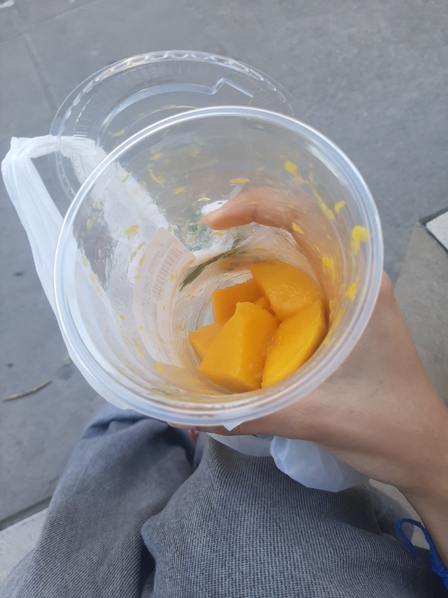 talaykena's tweet photo. Hoje o lanchinho foi manga 😋 (mds tava TÃO docinha 😭 quero mais) https://t.co/lyKOKTGjQt