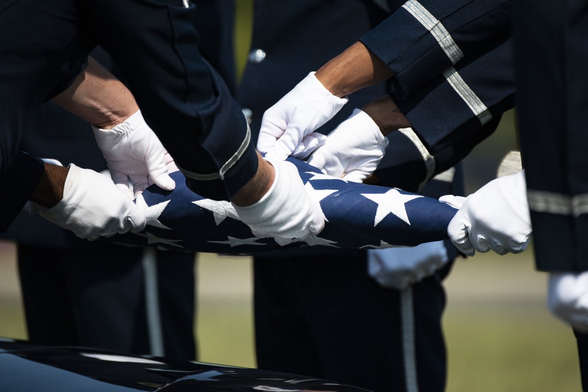 ArlingtonNatl's tweet photo. Air Force Vietnam POW, Featured in Pulitzer Prize-Winning Photo, Laid to Rest | https://t.co/pepxJkl4j5 https://t.co/zmwcbiKhUv