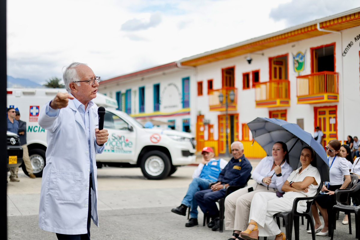MinSaludCol's tweet photo. El Ministerio de Salud y Protección Social hizo entrega de un Vehículo de Transporte Extramural (VTE) y una ambulancia para Salento, con una inversión de $631 millones, además de una ambulancia para el municipio de Circasia, financiada con $353 millones, fortaleciendo la capacidad de respuesta de la red pública hospitalaria y garantizando traslados más oportunos para los pacientes.

Estos vehículos contribuirán a mejorar la atención en zonas urbanas y rurales, facilitando el acceso a los servicios de salud y fortaleciendo la atención de emergencias en ambos municipios.

“Hoy Salento recibe herramientas que fortalecen nuestra capacidad para atender a la comunidad y responder con mayor oportunidad a las emergencias. Agradecemos al Ministerio de Salud por seguir creyendo en los territorios y por estas inversiones que benefician no solo a nuestro municipio, sino también a toda la región”, manifestó el alcalde de Salento, Santiago Ángel Morales.

#ConDignidadCumplimos
