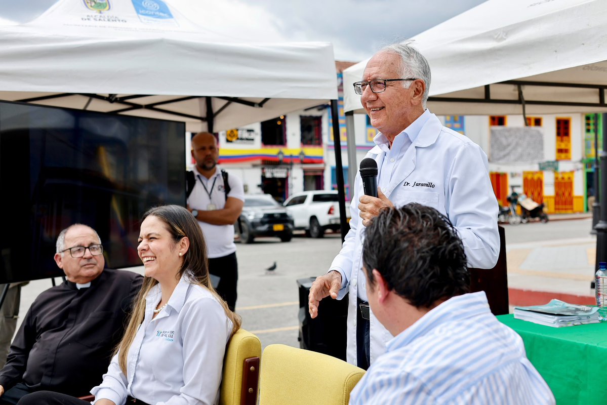 MinSaludCol's tweet photo. El Ministerio de Salud y Protección Social hizo entrega de un Vehículo de Transporte Extramural (VTE) y una ambulancia para Salento, con una inversión de $631 millones, además de una ambulancia para el municipio de Circasia, financiada con $353 millones, fortaleciendo la capacidad de respuesta de la red pública hospitalaria y garantizando traslados más oportunos para los pacientes.

Estos vehículos contribuirán a mejorar la atención en zonas urbanas y rurales, facilitando el acceso a los servicios de salud y fortaleciendo la atención de emergencias en ambos municipios.

“Hoy Salento recibe herramientas que fortalecen nuestra capacidad para atender a la comunidad y responder con mayor oportunidad a las emergencias. Agradecemos al Ministerio de Salud por seguir creyendo en los territorios y por estas inversiones que benefician no solo a nuestro municipio, sino también a toda la región”, manifestó el alcalde de Salento, Santiago Ángel Morales.

#ConDignidadCumplimos