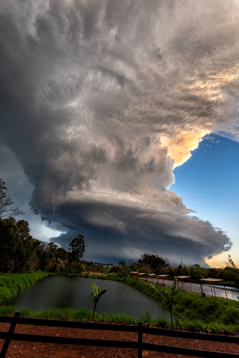 stormsakgf's tweet photo. Imagens da supercelula de ontem no noroeste do Estado do Rio Grande do Sul. https://t.co/RLetTRMWeY