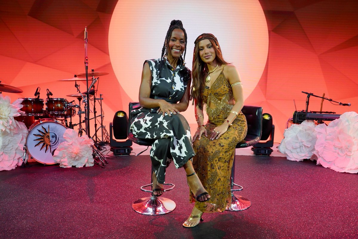 nannycomenta's tweet photo. Anitta e Maju Coutinho na gravação do Fantástico https://t.co/jTzYHbYE6u