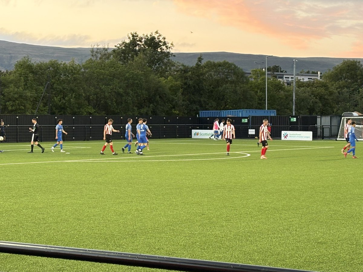 Maye_chat03's tweet photo. Goal!

@KWosfl9673 4 v 1 @Larkha11Thistle 

A freekick on the edge of the box is whipped in, the keeper makes a save however a defender deflects it into his own net. https://t.co/vbzG9qCFL4