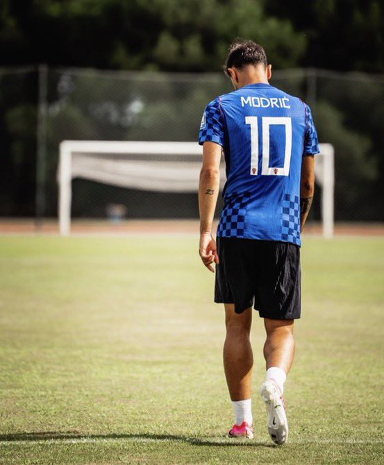 UtdWrestlinTalk's tweet photo. 📸 - Bruno Fernandes wearing a Luka Modrić shirt 😍❤️ https://t.co/ibm3kltZAc