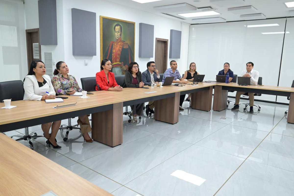 Caces_Ec's tweet photo. Tangya Tandazo, consejera del #CACES, junto a la Vicerrectora Académica, la Dirección de Calidad y la carrera de Enfermería de la @UNEMIEcuador, lidera la entrega de resultados del EHEP.
Este proceso fortalece la mejora continua y la calidad de la educación superior del país. https://t.co/mLoMfXEtJM