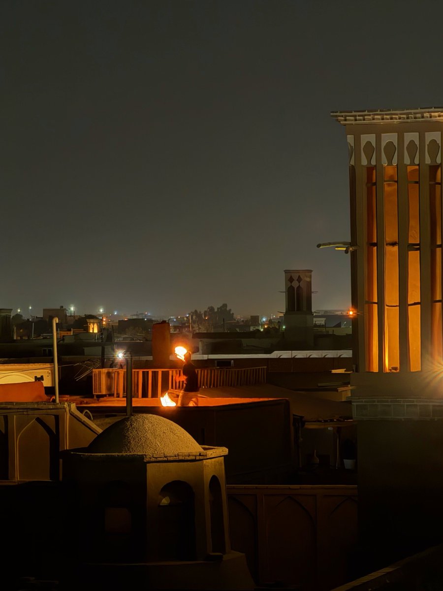 yazd_cthh's tweet photo. یزد یکی از شهرهای تاریخی و فرهنگی ایران در شب زیبایی‌ها و جاذبه‌های خاص خود را به نمایش می‌گذارد. 
این شهر که به دلیل معماری منحصر به فرد و تاریخ غنی‌اش شناخته می‌شود، در شب با نورپردازی‌های زیبا و فضایی آرامش‌بخش جلوه‌ای متفاوت پیدا می‌کند
عکس: محمد رضاپور
#یزد_شهر_رویاهای_واقعی https://t.co/zyEiLNbpnU
