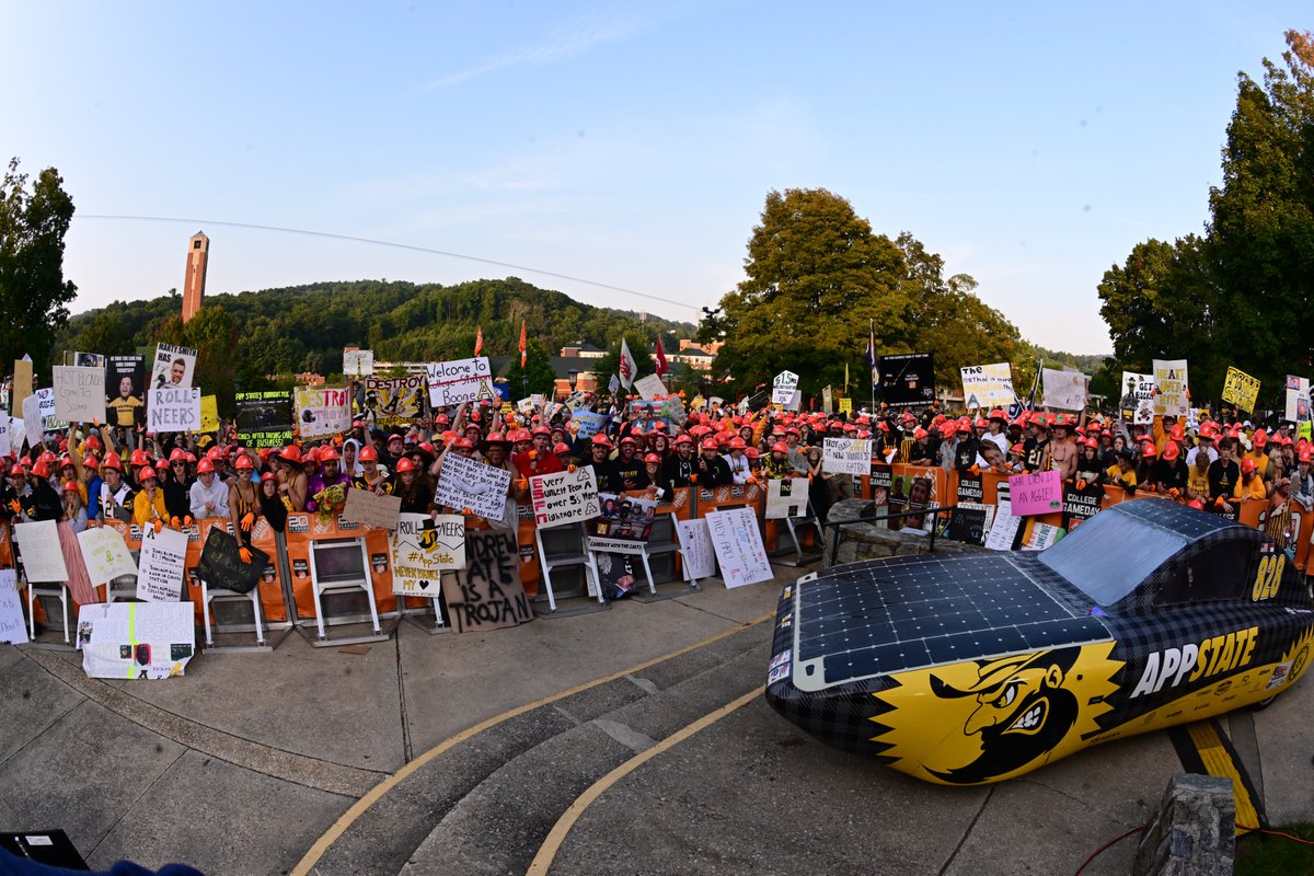 appstatesports's tweet photo. POV: it's fall 2022 at App State 🍂⛰️

#GoApp https://t.co/76GzMUUbzt