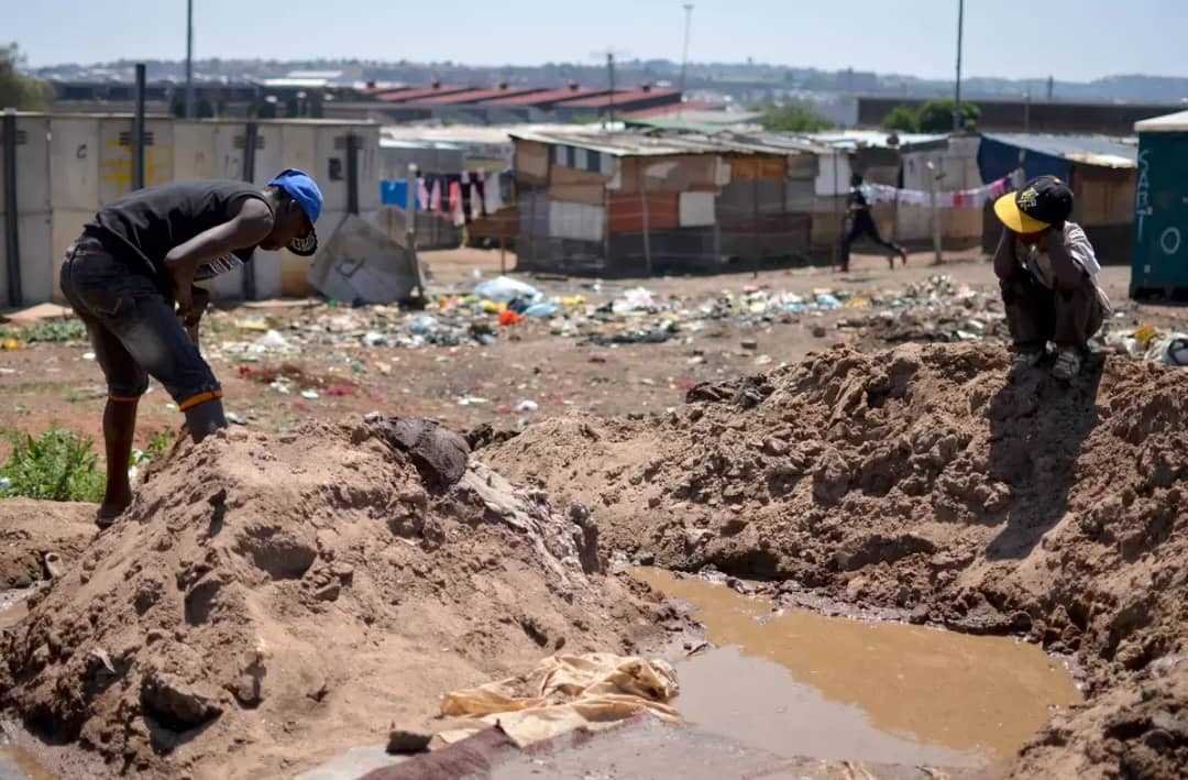 zimbabwewriter's tweet photo. The government has established a national task force to address illegal and unplanned mining activities in urban and peri-urban areas, focusing on enforcement, penalties, and environmental protection.
Read more: https://t.co/DzxKJmTPnv
#Zimbabwe #Mining #ZimNow https://t.co/5g9nlmHnjH