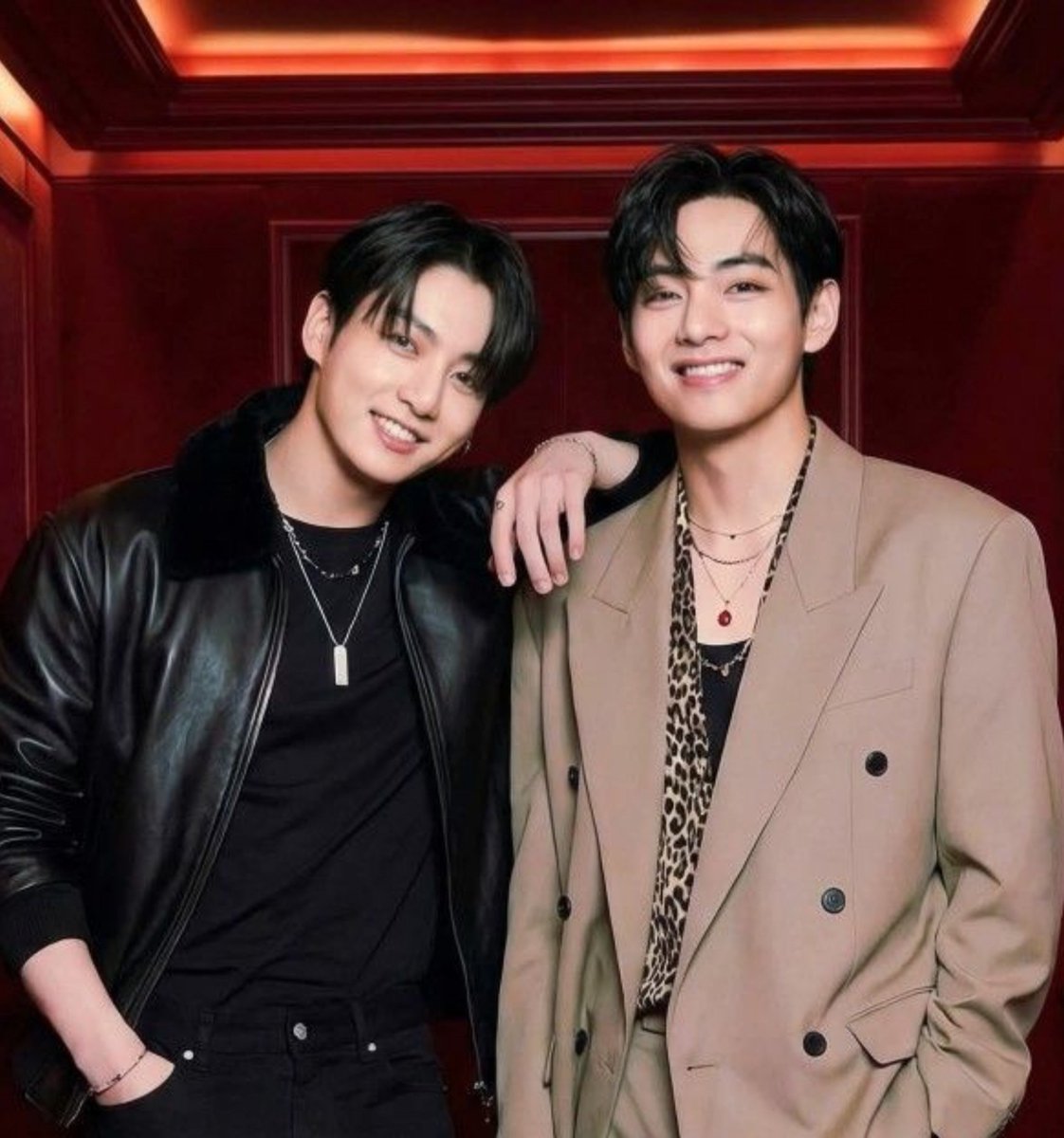 karkonzana's tweet photo. Jungkook and V hold the record among K-pop soloists for the most songs exceeding 400 million streams on Spotify, with six tracks each reaching the milestone. https://t.co/DBfr8ba8dn