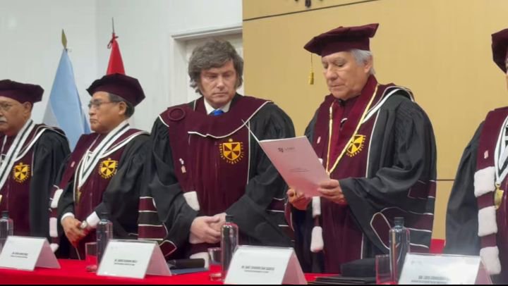 eugenauta_'s tweet photo. Sabías que Voldemort iba a intentar matarte durante el ciclo escolar con un aliado adentro de hogwarts cuando en la ceremonia del sombrero seleccionador a los panas que iban a Slytherin los recibía el nuevo profesor de defensa contra las artes oscuras que lucía exactamente así: https://t.co/z5bebo6uDt