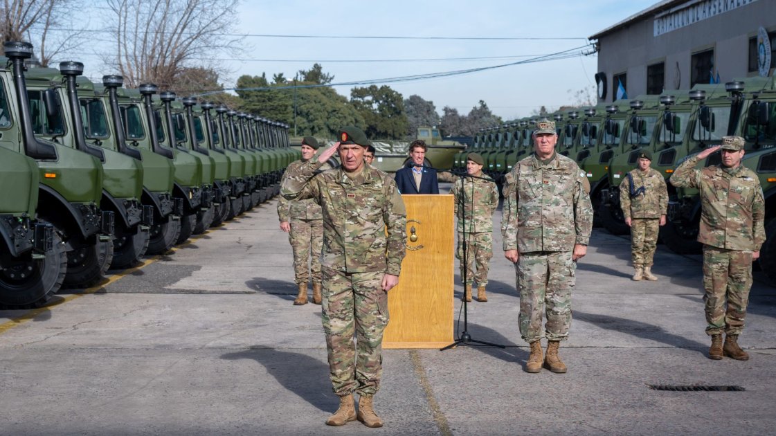 TraductorTeAma's tweet photo. 🇦🇷✅CON LO QUE SE LE QUITÓ DE PAUTA A LOS PERIODISTAS| El jefe del Ejército presentó el material incorporado por la Fuerza en el marco de modernización encabezado por el gobierno del presidente Milei.

Se compraron:
- Camiones Unimog U4000, lotes de repuestos para las flotas Stryker y Oshkosh, un ACL 5 y una lancha de remolque.

- Ametralladoras Browning M2 A2 QBC calibre 12,7 mm y escopetas Benelli M3 A1 calibre 12/70 equipadas con miras de punto rojo.

- Cascos balísticos de aramida, chalecos antibalas con nivel de blindaje RB4 y sistema MOLLE. 

- Núcleos de modernización (táctico, con anteojos y guantes; y de abrigo, con camperas softshell tricapa, remeras de primera piel y medias térmicas), el nuevo uniforme de combate MULTICAM, carpas individuales y carpas tipo puesto comando.

- Drones FPV, drones DJI en distintas variantes, un dron con magnetómetro para detección de minas, terminales satelitales Kymeta (algunas integradas en vehículos Polaris), mochilas de radio Harris, computadoras militarizadas y un puesto comando multidominio montado sobre acoplado remolque. 

- Simulador de Tiro para Armas Portátiles (SIMTAP) 2.0 y un simulador de operación de drones.

- Plataformas en proceso de modernización y mantenimiento como el TAM 2C, el obús autopropulsado VCA Palmaria, el transporte de personal VCTP y el portamortero M-106, además de munición de ejercicio de 105 mm.