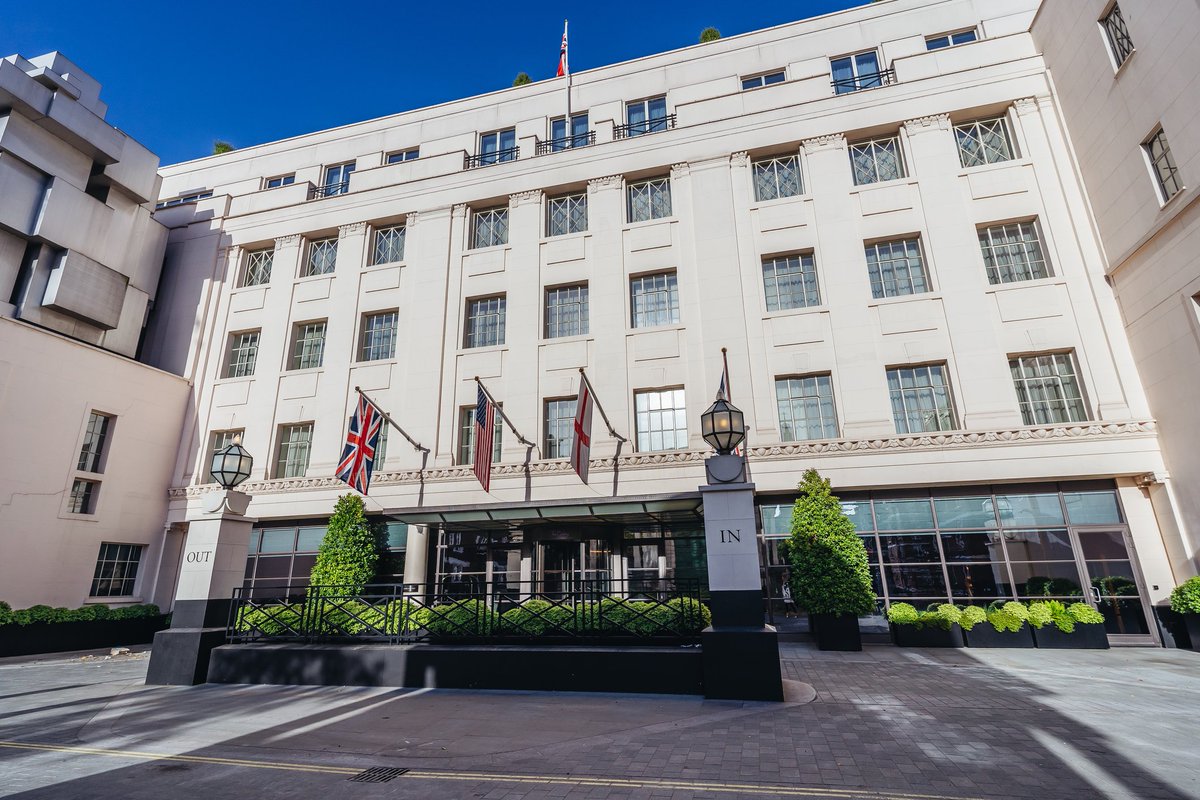 GTmag's tweet photo. London’s The Beaumont Launches New Restaurant, Terrace

© Smutkoalex | Dreamstime
https://t.co/G6A7wLwb6n https://t.co/F43BWb0yWM