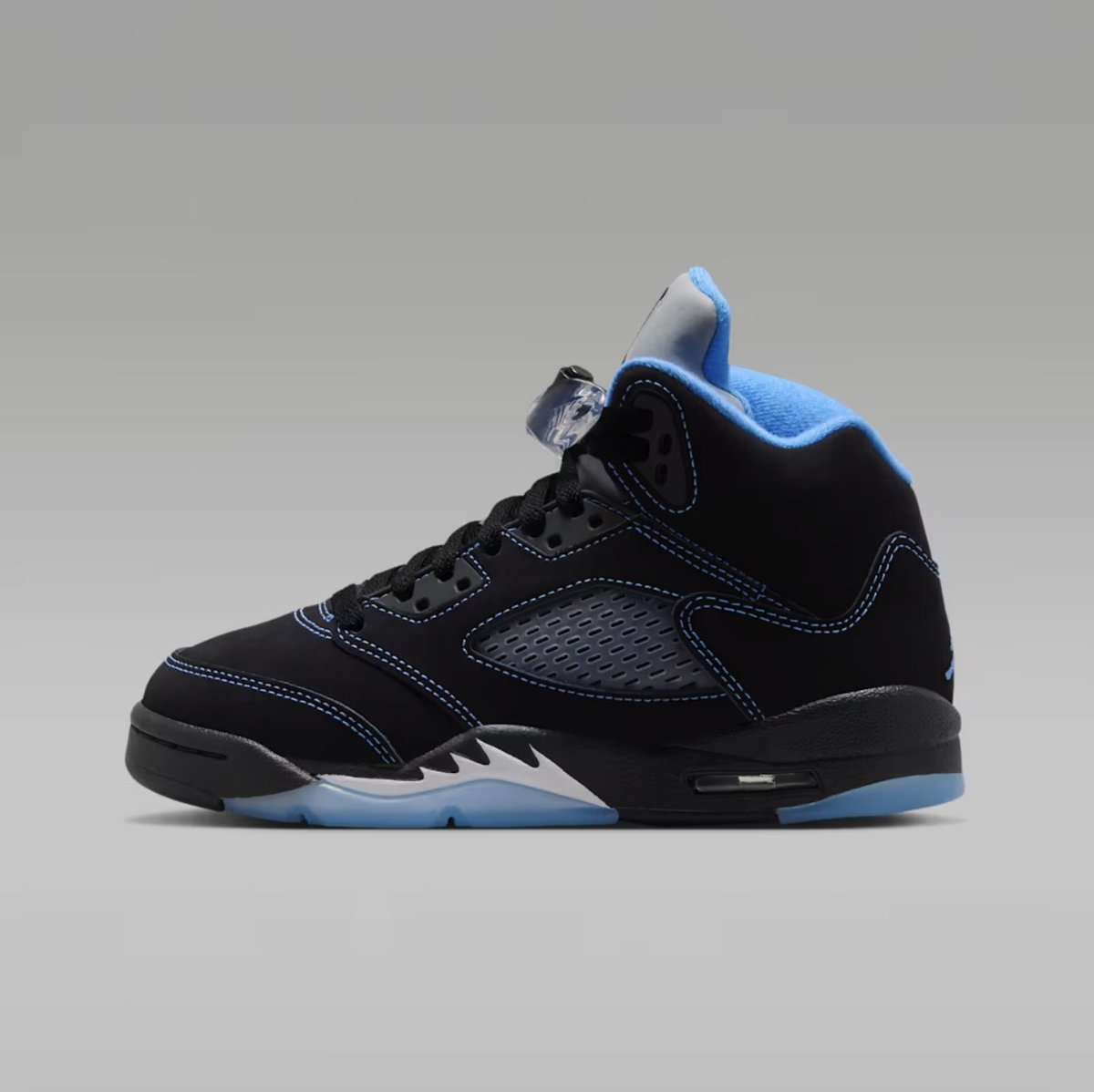 SOLELINKS's tweet photo. Ad: GS Air Jordan 5 Retro OG ‘Black Carolina'

Foot Locker:https://t.co/psBldT8KUx
Kids Foot Locker:https://t.co/jNbu2DxAad
Nike:https://t.co/OWIuvwdNIj
Champs:https://t.co/ib4skgo1Kh
Scheels:https://t.co/uKlZb7TwPs https://t.co/GMIvKBLLGB