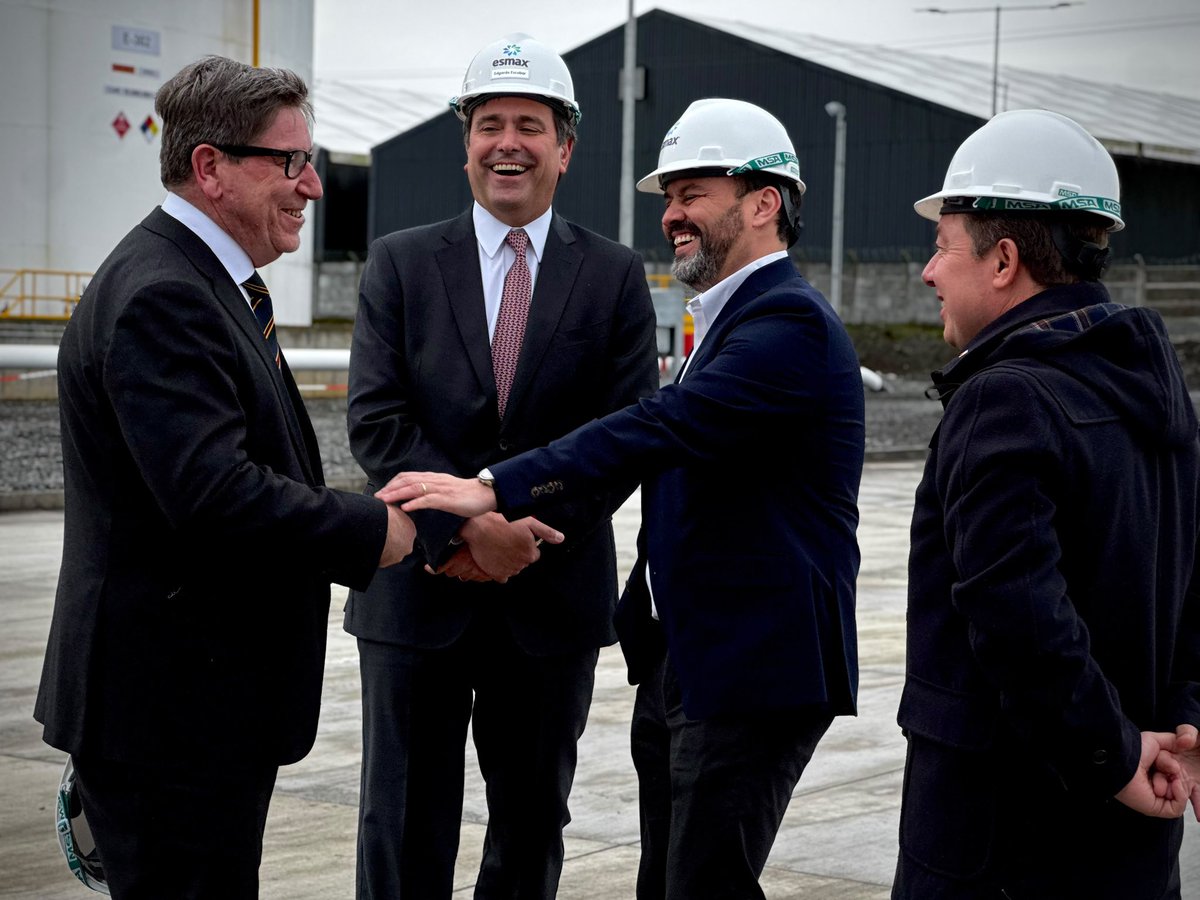 abernales's tweet photo. Más empleos y más inversión: Participé en la inauguración de la Planta de Combustibles Chincui de la empresa Esmax en Puerto Montt. Agradezco al Ministro @DanielMasValdes por su deferencia. Así se construye un mejor país. https://t.co/Rd7gpgEMCm
