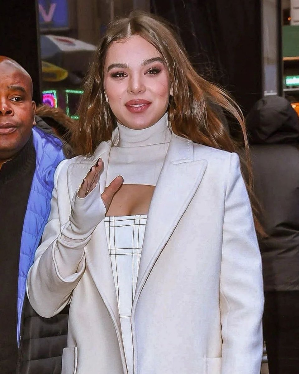 JonnyLeTran5's tweet photo. Blessing your timeline with Hailee Steinfeld π #HaileeSteinfeld #SpiderManIntotheSpiderVerse #SpiderManAcrossTheSpiderVerse #Hawkeye #Dickinson #TrueGrit #PitchPerfect2 #PitchPerfect3 #EdgeofSeventeen #Bumblebee #Arcane #EndersGame #WhenMarnieWasThere #SinnersMovie #beautiful https://t.co/0nyXSQJC2e