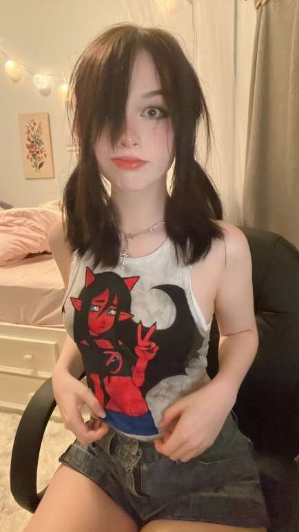SHXRTNSWEETV's tweet photo. ⠀ ⠀ ⠀ ⠀ ⠀ ⠀ ⠀ 
⠀ ⠀ ⠀ ⠀ ⠀ ⠀ ⠀ ⠀ ⠀ ⠀ ⠀ ⠀ 
⠀ ⠀ ⠀ ⠀ ⠀  ּ ˚˖𓍢ִ໋❀ Anda presumiendo la camisa que le regalo su mamá, esta preciosa. 🥺 https://t.co/9uuR3cKrwT