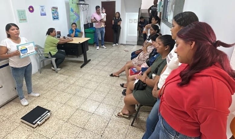 Salud_Guayas's tweet photo. Personal de @Salud_Ec junto a #JóvenesEnAcción, socializan con la comunidad de los centros Nº14 y #BarrioLindo sobre las medidas de prevención para evitar casos de dengue, entre ellas el no tener criaderos de mosquitos 🦟 dentro de sus domicilios 🏠. https://t.co/duSyQ9NQRO
