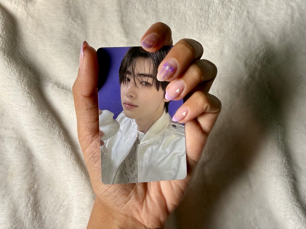 seeeyouhoon's tweet photo. got my nails done hehe :D https://t.co/hamHIRsESY