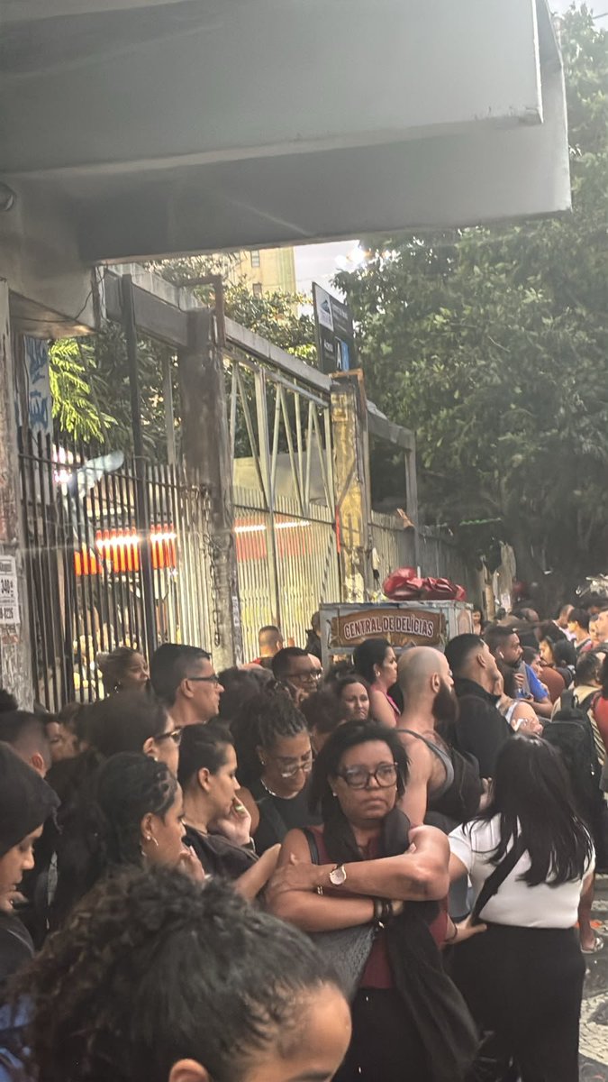 DinisQuaderna's tweet photo. 🚨🚨 URGENTE 🚨🚨 
CENTRAL DO BRASIL ACABA DE FECHAR AS PORTAS E PROÍBE A ENTRADA DE PASSAGEIROS E PESSOAS QUE BUSCAM ABRIGO PARA FUGIR DA VENTANIA.

Estamos aqui com a @RevistaFonFon sempre em cima do lance. https://t.co/RVSAzdl8wC