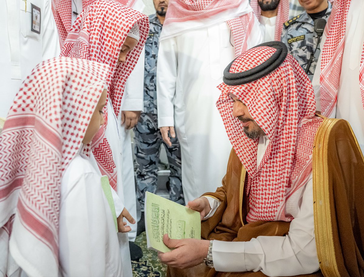 theholymosques's tweet photo. The Governor of the Madinah region, Prince Salman bin Sultan, reviewed the Quranic and Sunnah programs at Masjid Al Nabawi ﷺ during a visit with Sheikh Abdul Mohsin Al Qasim. The initiative reaches over 80,000 students daily across 170 nationalities and 16 languages, https://t.co/bWLPlnBdL7