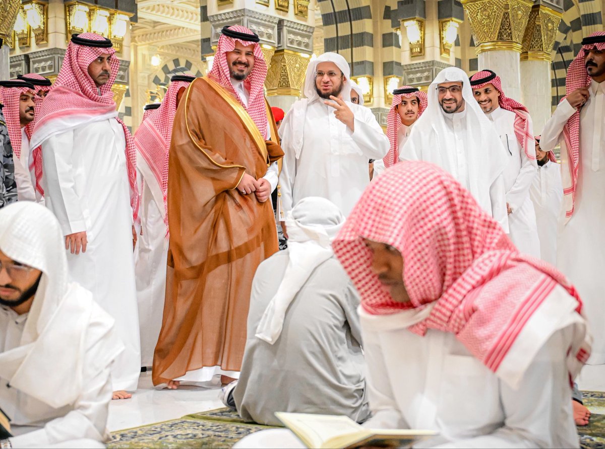 theholymosques's tweet photo. The Governor of the Madinah region, Prince Salman bin Sultan, reviewed the Quranic and Sunnah programs at Masjid Al Nabawi ﷺ during a visit with Sheikh Abdul Mohsin Al Qasim. The initiative reaches over 80,000 students daily across 170 nationalities and 16 languages, https://t.co/bWLPlnBdL7