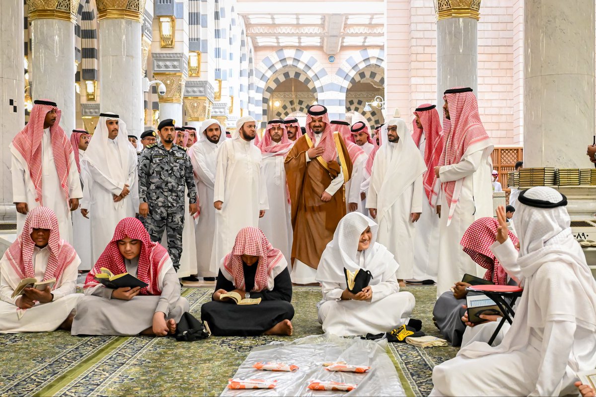theholymosques's tweet photo. The Governor of the Madinah region, Prince Salman bin Sultan, reviewed the Quranic and Sunnah programs at Masjid Al Nabawi ﷺ during a visit with Sheikh Abdul Mohsin Al Qasim. The initiative reaches over 80,000 students daily across 170 nationalities and 16 languages, https://t.co/bWLPlnBdL7