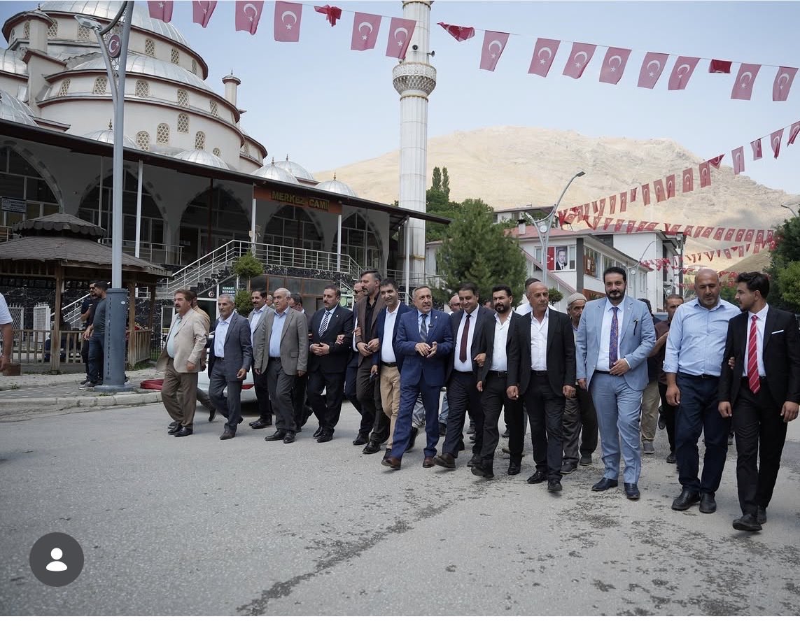 sercanbayer88's tweet photo. 📍BAHÇESARAY MERKEZ
İl Başkanımız Sayın @ArvasAbdulahat vekilimizin öncülüğünde ilçe başkanlarımızla birlikte halk buluşması gerçekleştirdik. 
@abuyukgumus 
@efkanala 
@MustafaAlkayis 
@ibrahimeyyupogl 
@Recep_ayd25 
@K_Turkmenoglu_V 
@BKayaturk65 
@AKGMTeskilat 
@AK_PartiVan https://t.co/qXdCpJ24kw