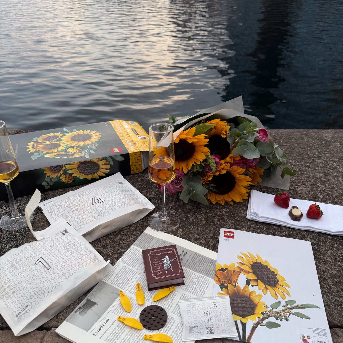 1qww's tweet photo. Lego date?🌻🧩 https://t.co/In32bgNd32