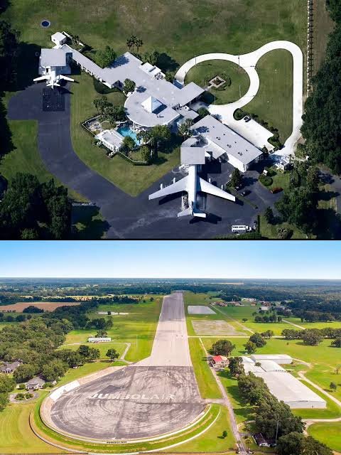 Rickodez's tweet photo. @rodolpho Acho que pouca coisa supera o John Travolta que mora num condomínio com pista de pouso e como ele pilota, ele estaciona os aviões na porta de casa como se fossem carros. https://t.co/i1tJclV8R5