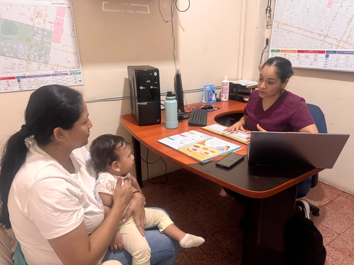 Salud_Guayas's tweet photo. Nutricionistas comunitarias de @Salud_Ec, socializan con usuarias de #Sauces3 sobre  beneficios y técnicas de la #LactanciaMaterna y en el Centro de Salud No. 12 sobre la importancia de una buena alimentación complementaria para combatir la desnutrición crónica infantil. https://t.co/EaNIkcDgUv