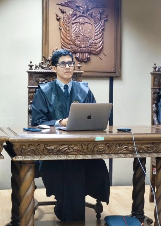 lahistoriaec's tweet photo. Joder, me allanaron. Uno de los jueces allanados hoy por una investigación de cohecho es Milton Velásquez, de la Sala Administrativa de la Corte Nacional de Justicia, quien hace pocos días celebró con entusiasmo el campeonato de España en la Copa del Mundo de fútbol. https://t.co/flPe7Sz7P3