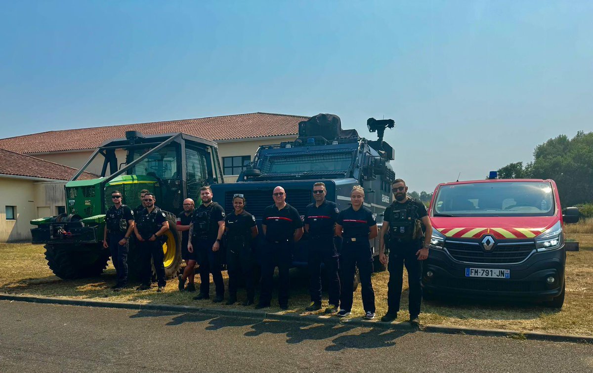 LBleuBlancRouge's tweet photo. Une photo vaut mille mots. ❤️

Unis pour combattre les incendies.💪🏻

MERCI à tous ! 👨🏼‍🌾🚜👮🏼‍♂️🚓👨🏻‍🚒🚒

Ça, c’est mon pays. 🇫🇷

#incendies #FeuxDeForêt https://t.co/NyZRTmXM9U