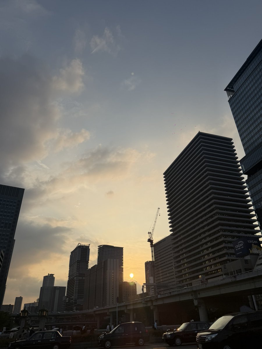 hakuto3927's tweet photo. 2枚目をLINE背景に設定した
昔から空とか景色撮るの好きだな https://t.co/cBLBvAMK4M