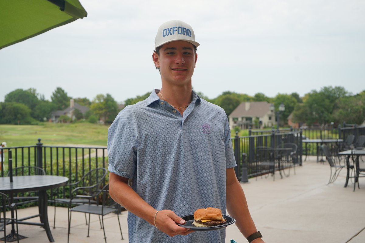 AJGAGolf's tweet photo. Gotta love a cookout 🌭

The juniors are enjoying a delicious lunch courtesy of @VisitWichita as they refuel after the first round of the #WichitaJr. https://t.co/kuNlb8t3qW
