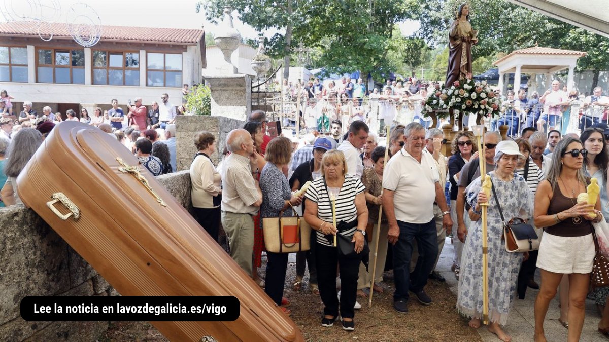 vozvigo's tweet photo. El cura de Ribarteme gana y no hay ataúdes en la procesión: «Es una pena, dentro de poco esto morirá» https://t.co/nsk16rUXTa