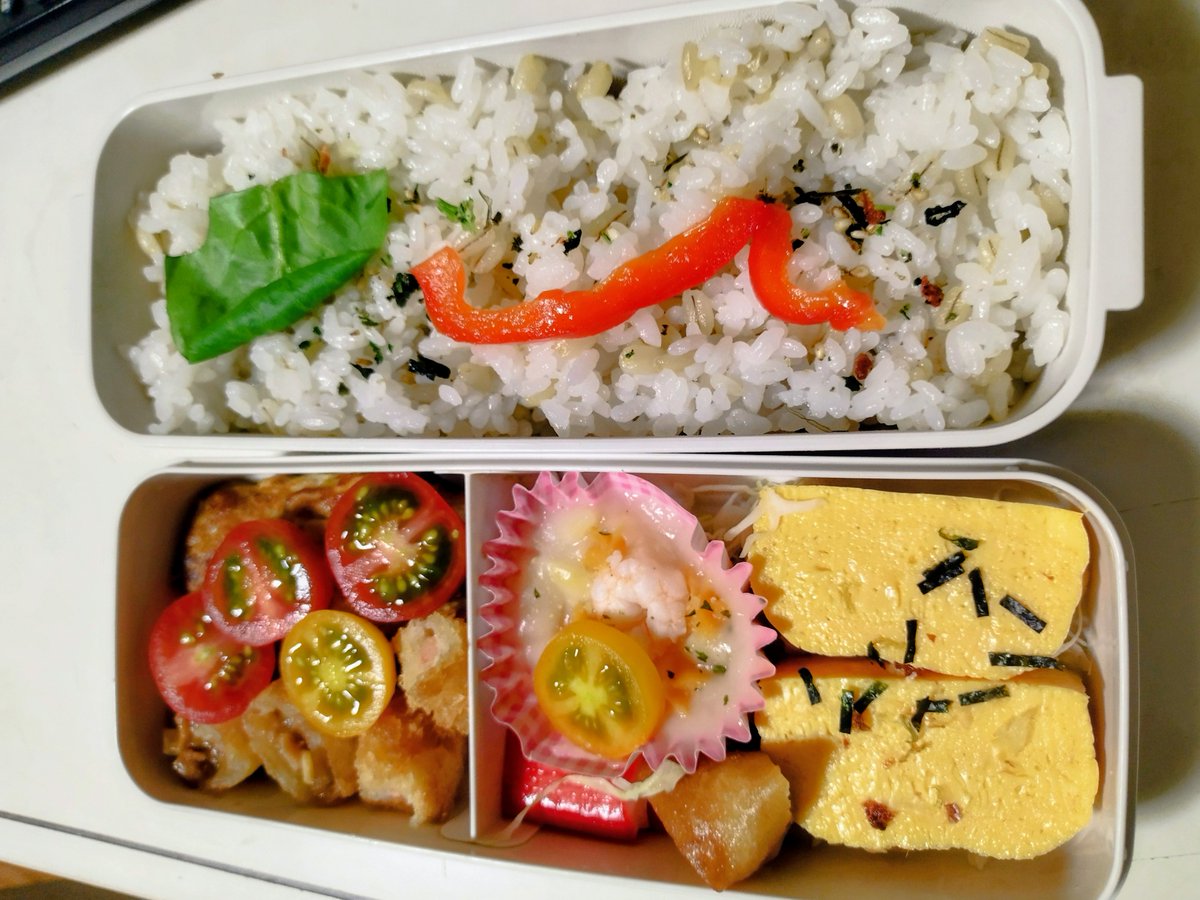 PapaMuming's tweet photo. #おはようございます!木曜日
日中曇り!
雨続きの影響で会津北部に土砂災害避難指示有り⚠️
地域を確認下さいませ🌧️
#お弁当 作りと #aoto の落書きブックに書いた天才的な #絵 🎨
それと 僕の ＃曲 🎼😀
無理せずファイテン!
#空がある風景 #イマソラ #郡山市 #キリトリセカイ #オリジナル曲  #アート https://t.co/clqcGKEqnN
