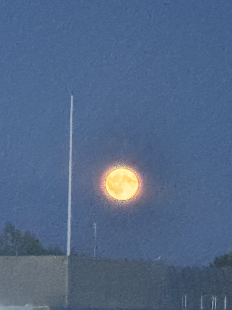 luv4scfc's tweet photo. How about that for a moon! ๐ #Minehead https://t.co/ypJ4gBl4MD