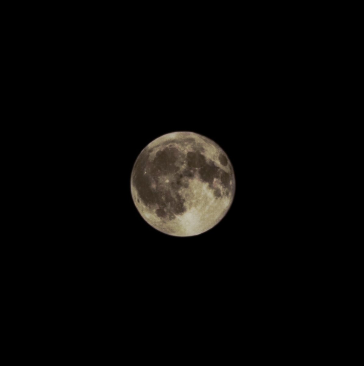 cihandoluyurt's tweet photo. Sen bir 🌙'sın ben bir kara gece...

#SamsunggalaxyS24 #keşfet #dolunay 🌕 #ay 🌙 #fotoğraf #özçekim 📸 https://t.co/R0hc7yLwr8